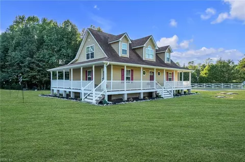 Exterior - 8922 E Colonial Trl, Smithfield, VA 23430 photo 5 of 7