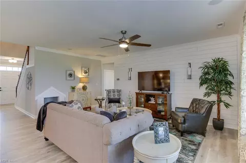Entry Way - 1824 Citrus Rd, Chesapeake, VA 23321 photo 4 of 6