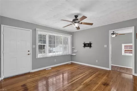 Living - 54 Cornwall Ter, Hampton, VA 23666 photo 2 of 3