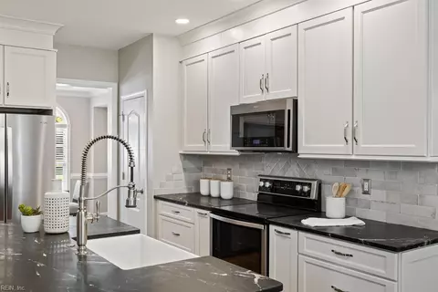 Kitchen - 308 Turnstone Dr, Suffolk, VA 23435 photo 4 of 9