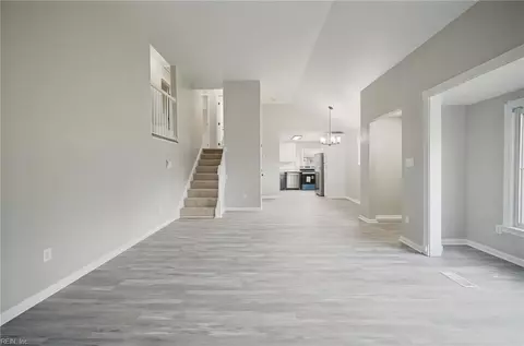 Living - 5601 Boulder Ln, Norfolk, VA 23502 photo 6 of 8