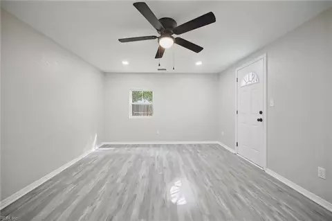 Living - 5601 Boulder Ln, Norfolk, VA 23502 photo 2 of 8