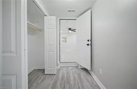 Entry Way - 5601 Boulder Ln, Norfolk, VA 23502 photo 5 of 7