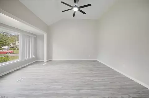 Living - 5601 Boulder Ln, Norfolk, VA 23502 photo 4 of 8