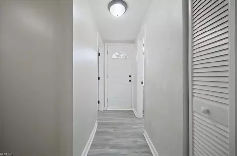 Entry Way - 5601 Boulder Ln, Norfolk, VA 23502 photo 3 of 7