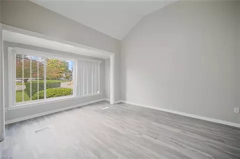 Living - 5601 Boulder Ln, Norfolk, VA 23502 photo 5 of 8