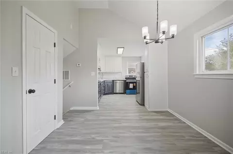 Entry Way - 5601 Boulder Ln, Norfolk, VA 23502 photo 4 of 7