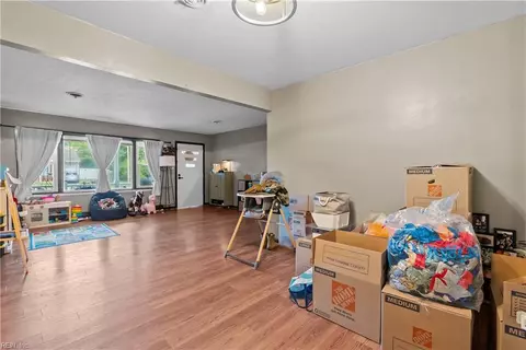 Entry Way - 4504 Greendell Rd, Chesapeake, VA 23321 photo 3 of 6