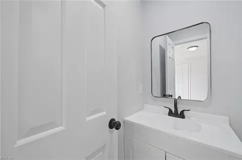 Bath - 302 Deaton Dr, Hampton, VA 23669 photo 3 of 4