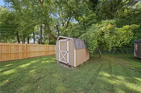 Exterior - 2924 Taylor Rd, Chesapeake, VA 23321 photo 10 of 11