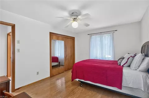Bedroom - 1673 Pine Tree Dr, Gloucester Point, VA 23062 photo 6 of 8