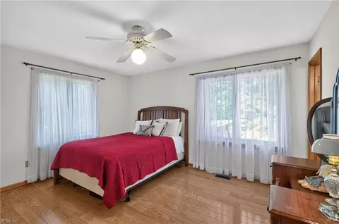Bedroom - 1673 Pine Tree Dr, Gloucester Point, VA 23062 photo 4 of 8