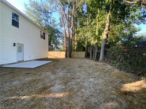 Exterior - 548 Greenbriar Ave #B, Hampton, VA 23661 photo 3 of 6