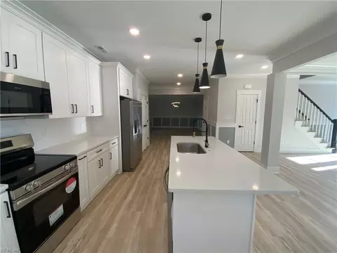 Kitchen - 548 Greenbriar Ave #B, Hampton, VA 23661 photo 2 of 2