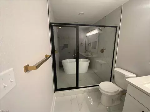 Bath - 548 Greenbriar Ave #B, Hampton, VA 23661 photo 1 of 4