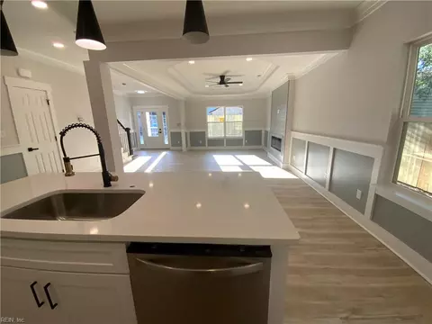 Living - 548 Greenbriar Ave #B, Hampton, VA 23661 photo 3 of 5