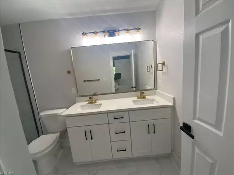 Bath - 548 Greenbriar Ave #B, Hampton, VA 23661 photo 2 of 4