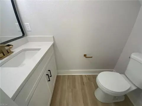 Bath - 548 Greenbriar Ave #B, Hampton, VA 23661 photo 4 of 4