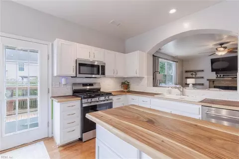 Kitchen - 1816 Sunsprite Loop, Chesapeake, VA 23323 photo 3 of 6