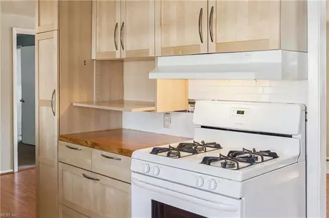 Kitchen - 1907 Hart Cir, Hampton, VA 23663 photo 5 of 6
