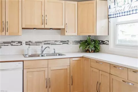 Kitchen - 1907 Hart Cir, Hampton, VA 23663 photo 4 of 6