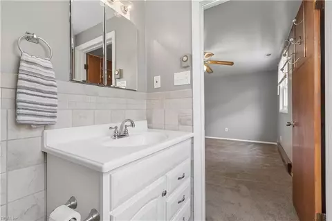 Bath - 1907 Hart Cir, Hampton, VA 23663 photo 3 of 5
