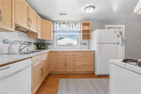 Kitchen - 1907 Hart Cir, Hampton, VA 23663 photo 3 of 6