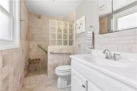 Bath - 1907 Hart Cir, Hampton, VA 23663 photo 1 of 5