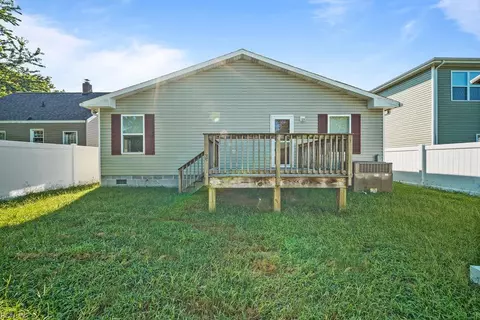 Exterior - 624 Augusta St, Hampton, VA 23669 photo 4 of 6