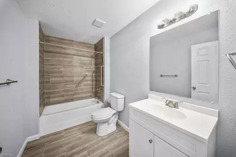 Bath - 624 Augusta St, Hampton, VA 23669 photo 1 of 3
