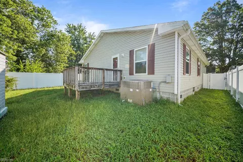 Exterior - 624 Augusta St, Hampton, VA 23669 photo 3 of 6