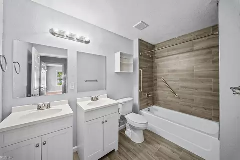 Bath - 624 Augusta St, Hampton, VA 23669 photo 2 of 3