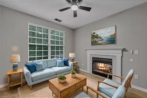 Living - 402 Undershot Ct, Chesapeake, VA 23323 photo 6 of 11