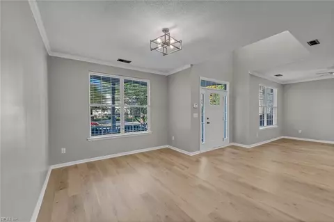 Entry Way - 402 Undershot Ct, Chesapeake, VA 23323 photo 2 of 5
