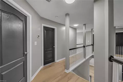 Entry Way - 402 Undershot Ct, Chesapeake, VA 23323 photo 4 of 5