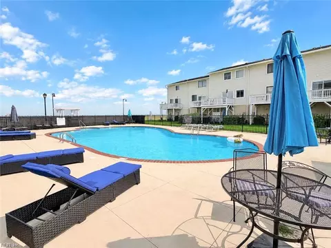Exterior - 20 Cantamar Ct, Hampton, VA 23664 photo 5 of 7