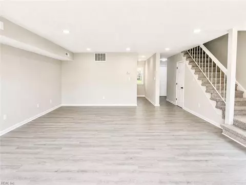 Living - 20 Cantamar Ct, Hampton, VA 23664 photo 2 of 6