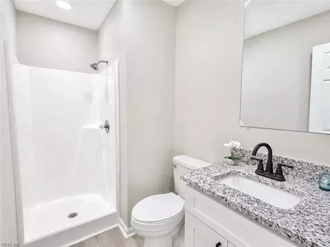 Bath - 20 Cantamar Ct, Hampton, VA 23664 photo 2 of 3