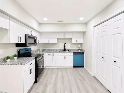 Kitchen - 20 Cantamar Ct, Hampton, VA 23664 photo 5 of 5