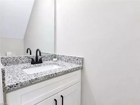 Bath - 20 Cantamar Ct, Hampton, VA 23664 photo 1 of 3