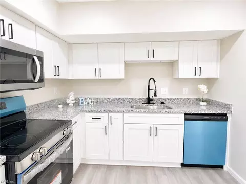 Kitchen - 20 Cantamar Ct, Hampton, VA 23664 photo 3 of 5