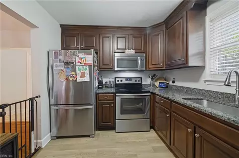 Kitchen - 32 Claremont Ave, Hampton, VA 23661 photo 3 of 4