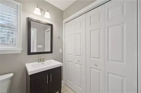 Bath - 32 Claremont Ave, Hampton, VA 23661 photo 3 of 4