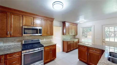 Kitchen - 723 E Riverview Dr, Suffolk, VA 23434 photo 5 of 6