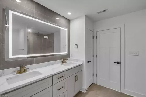 Bath - 236 W Queen St, Hampton, VA 23669 photo 4 of 7