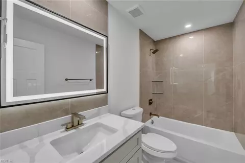 Bath - 236 W Queen St, Hampton, VA 23669 photo 5 of 7