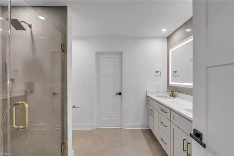 Bath - 236 W Queen St, Hampton, VA 23669 photo 6 of 7