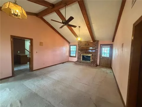 Living - 620 Emerald Ct, Chesapeake, VA 23320 photo 2 of 4