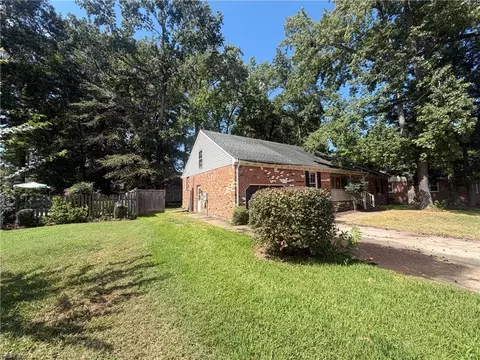 Exterior - 620 Emerald Ct, Chesapeake, VA 23320 photo 1 of 7