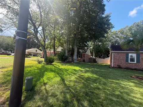 Exterior - 620 Emerald Ct, Chesapeake, VA 23320 photo 2 of 7